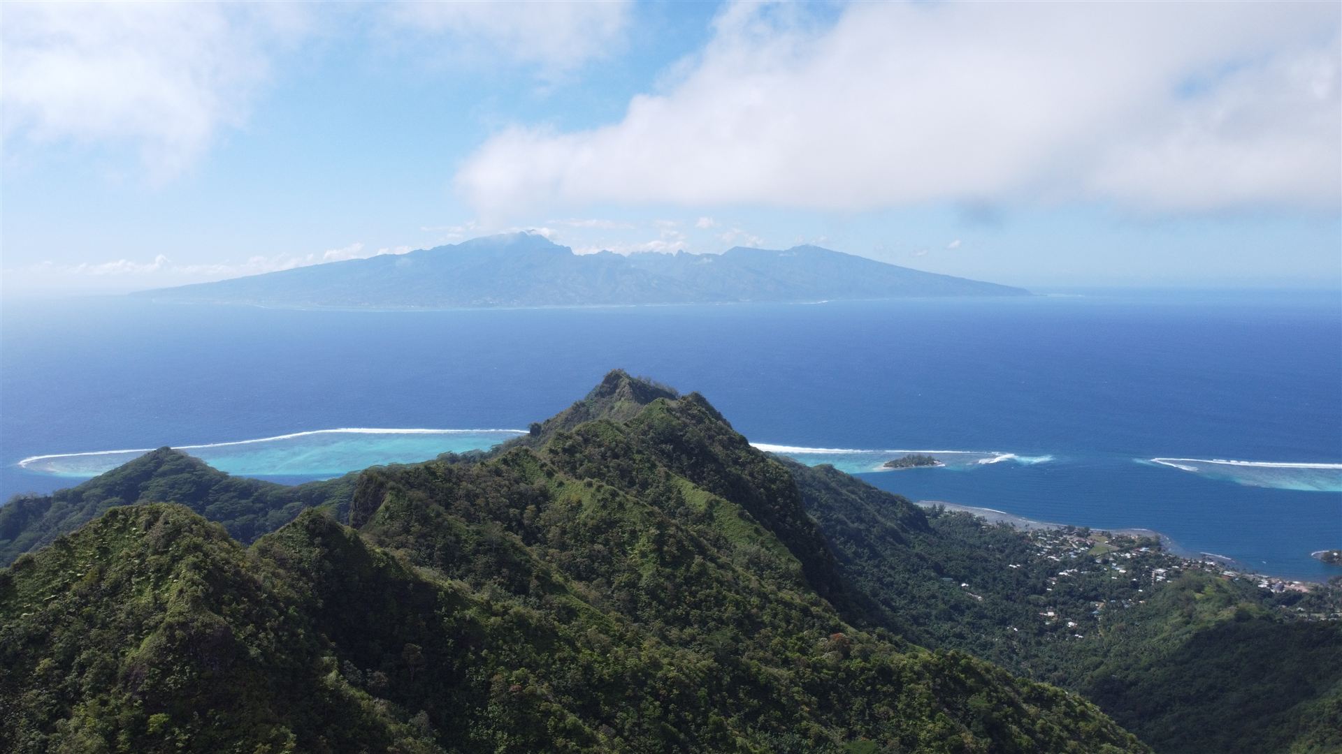 Tahiti vue depuis les crêtes de Moorea, de l'autre côté du chenal